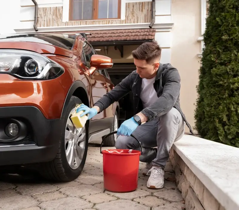 Lavage auto à domicile Montcléra : professionnel intervenant sur un véhicule